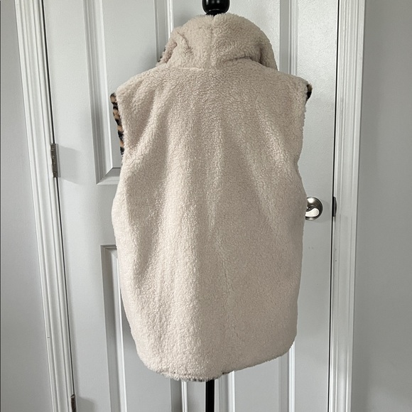 Johnston & Murphy Women's Reversible Animal-Print Faux-Fur/Sherpa Vest - Small - Picture 7 of 7